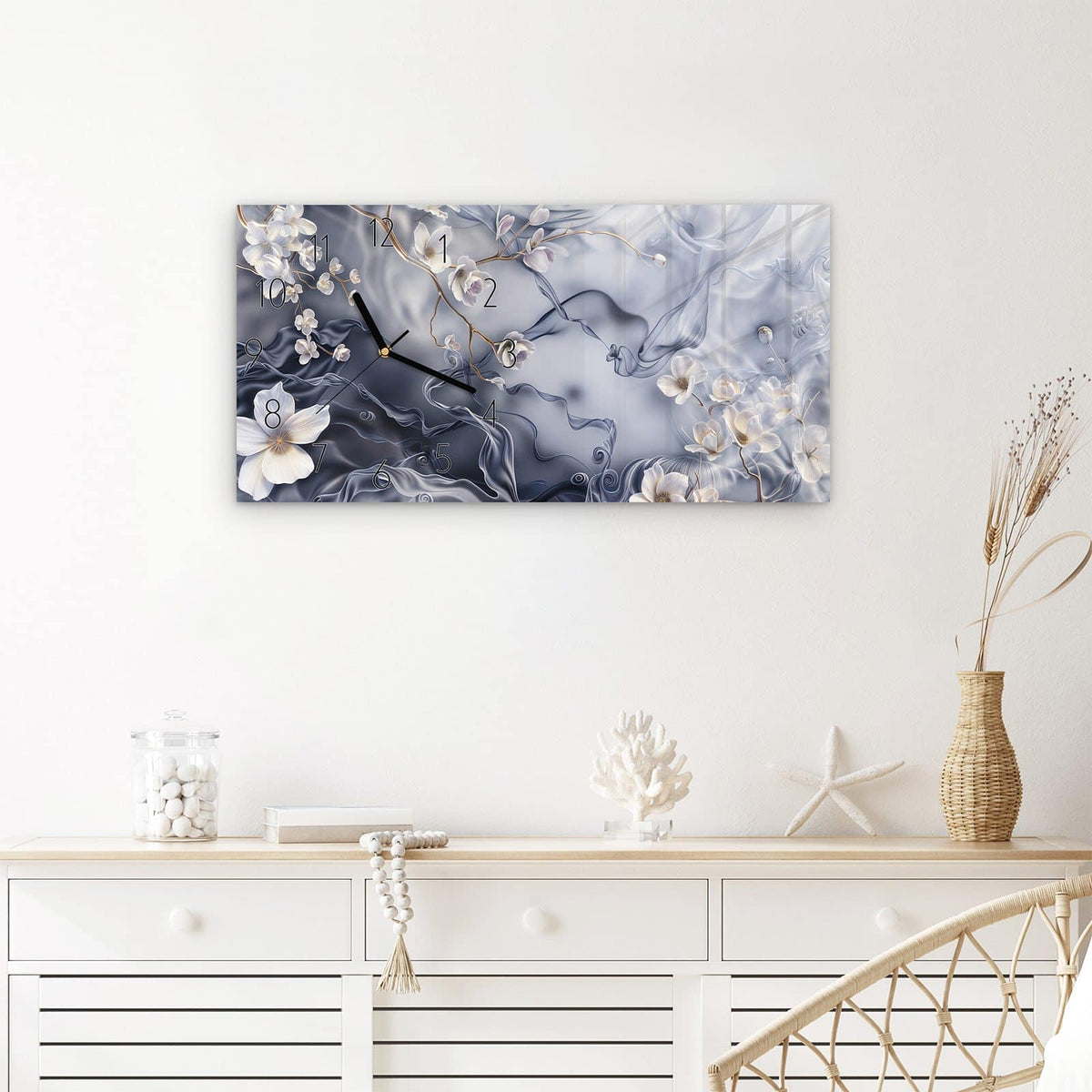 Wanduhr Blumenwellen auf Seide aus Glas – Querformat 60 × 30 cm – Weiße Blüten auf goldenen Zweigen