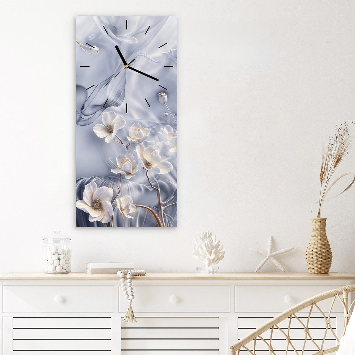 Wanduhr aus Glas im Hochformat Weiße Blüten auf Seide mit Ziffernblatt Linie über einem weißen Sideboard
