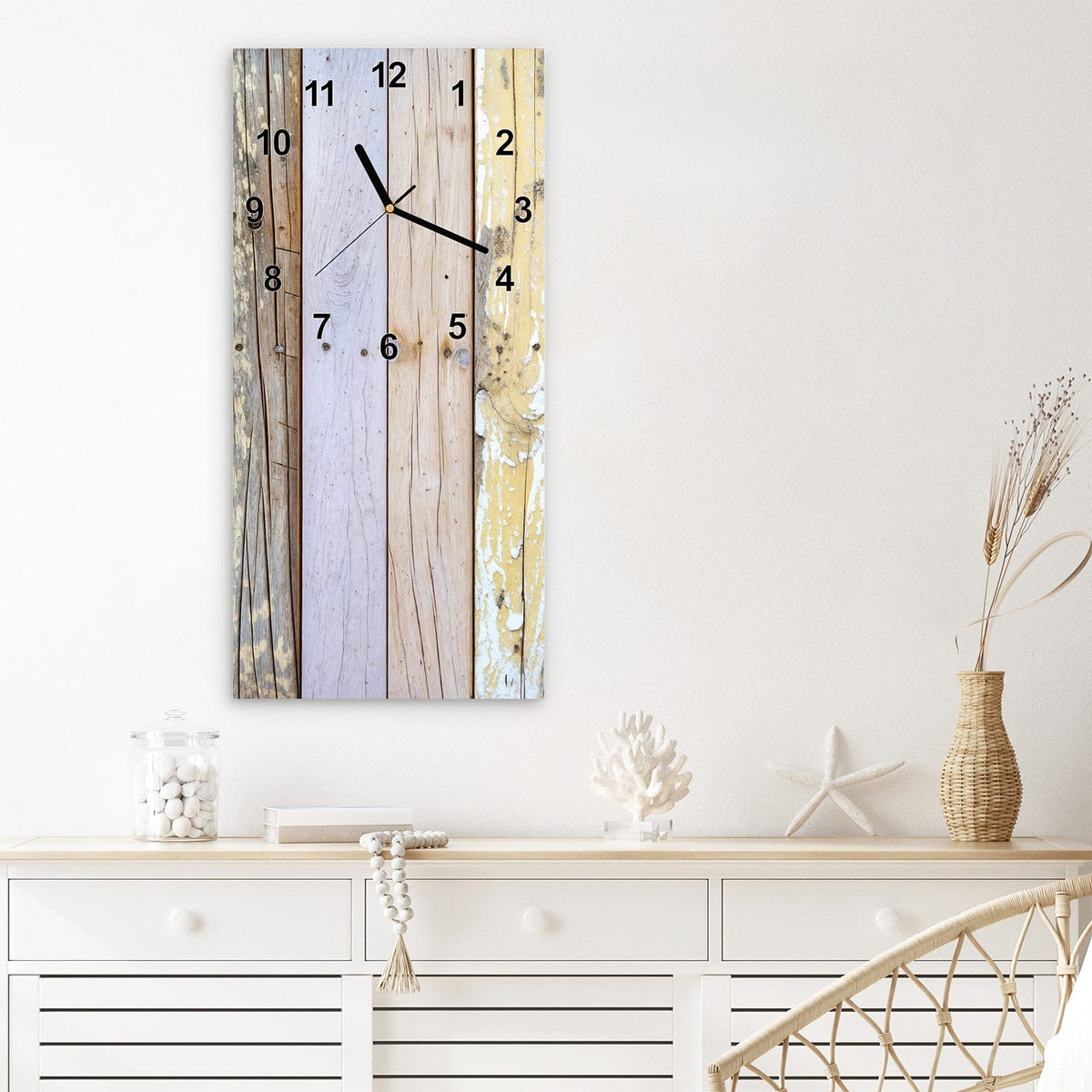 Wanduhr aus Glas im Hochformat Holzbretter in Pastell mit Ziffernblatt Modern über einem weißen Sideboard