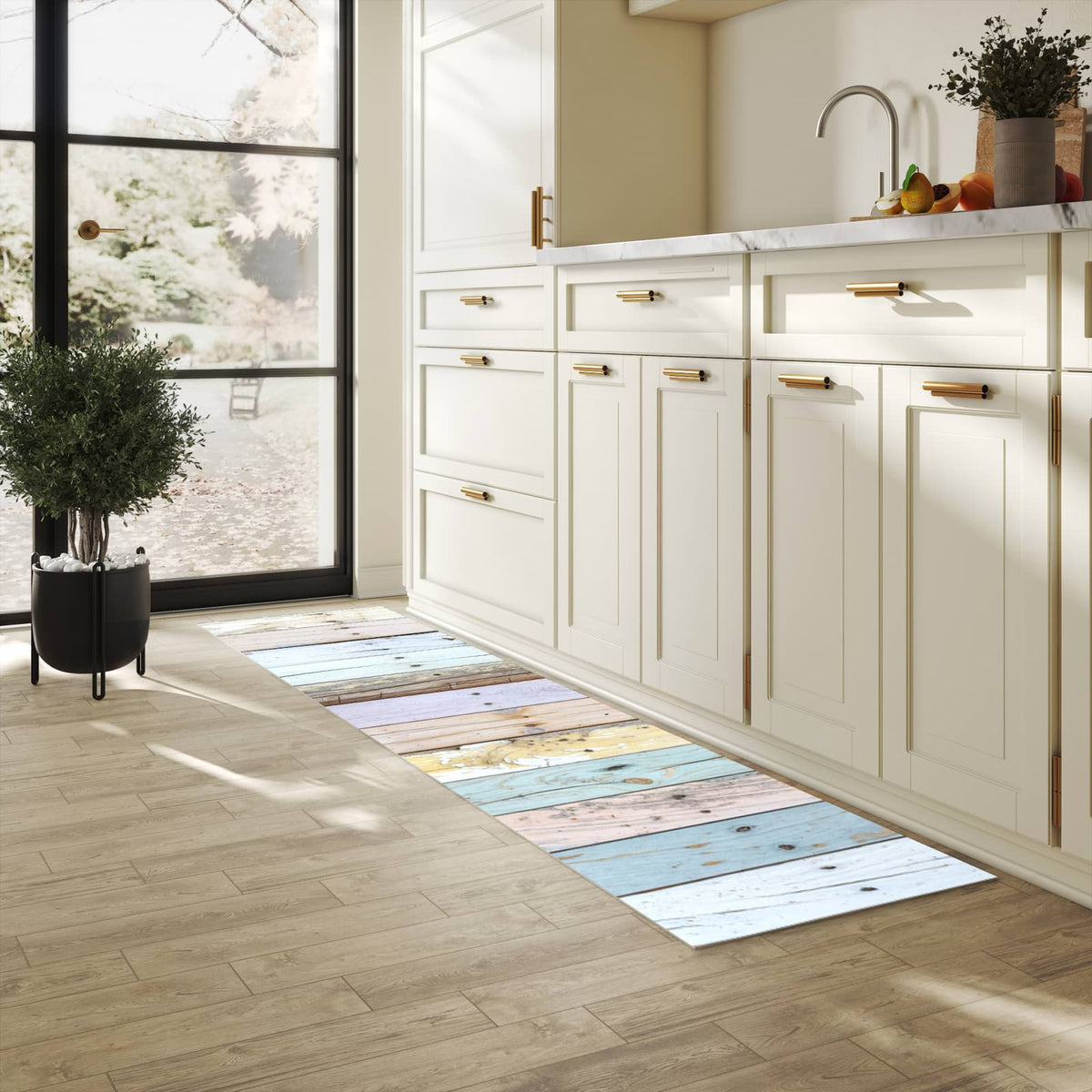Bodenschonender waschbarer Küchenteppich mit Motiv Bunte Holzplanken in heller Küche