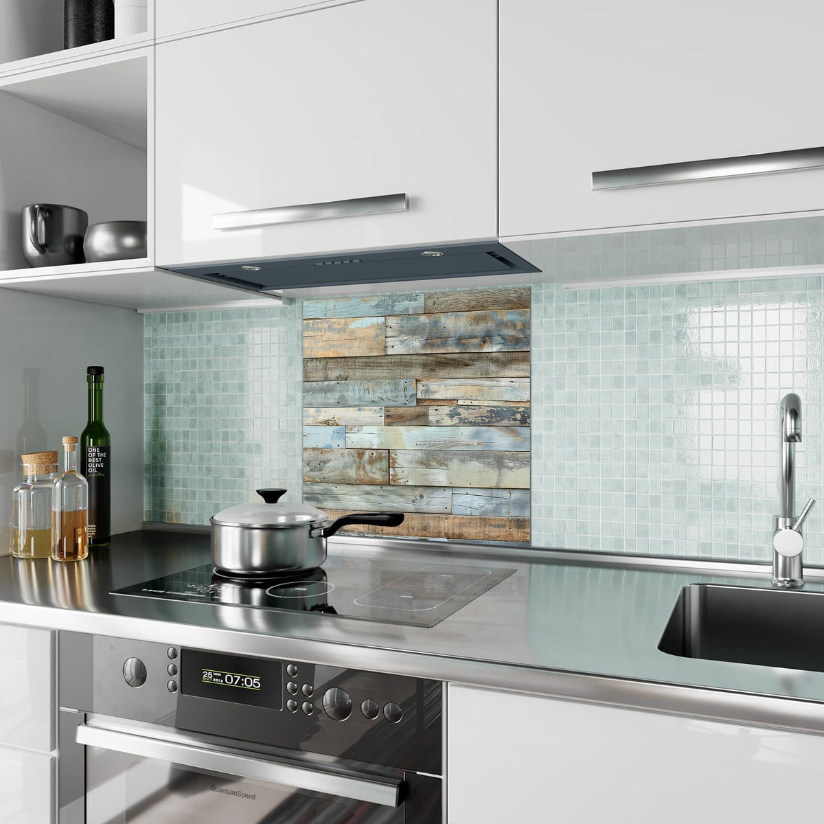 Küchenrückwand aus Glas Holz in Blau und Braun im quadratischen Format als Spritzschutz hinter dem Kochfeld, über dem Fliesenspiegel montiert