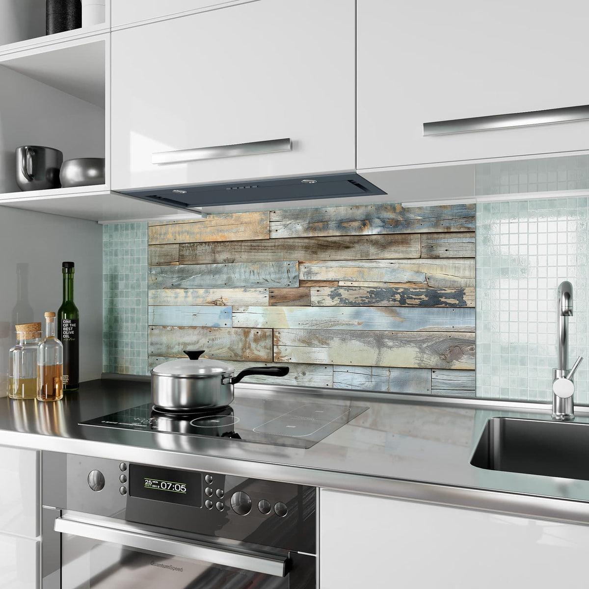 Küchenrückwand aus Glas Holz in Blau und Braun im Hochformat als Spritzschutz hinter dem Kochfeld, über dem Fliesenspiegel montiert