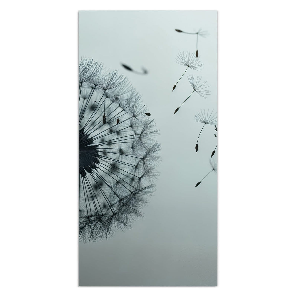 Pusteblumen-Silhouette vor kühlem graublauem Verlauf, rechts wehen einzelne Samen davon.