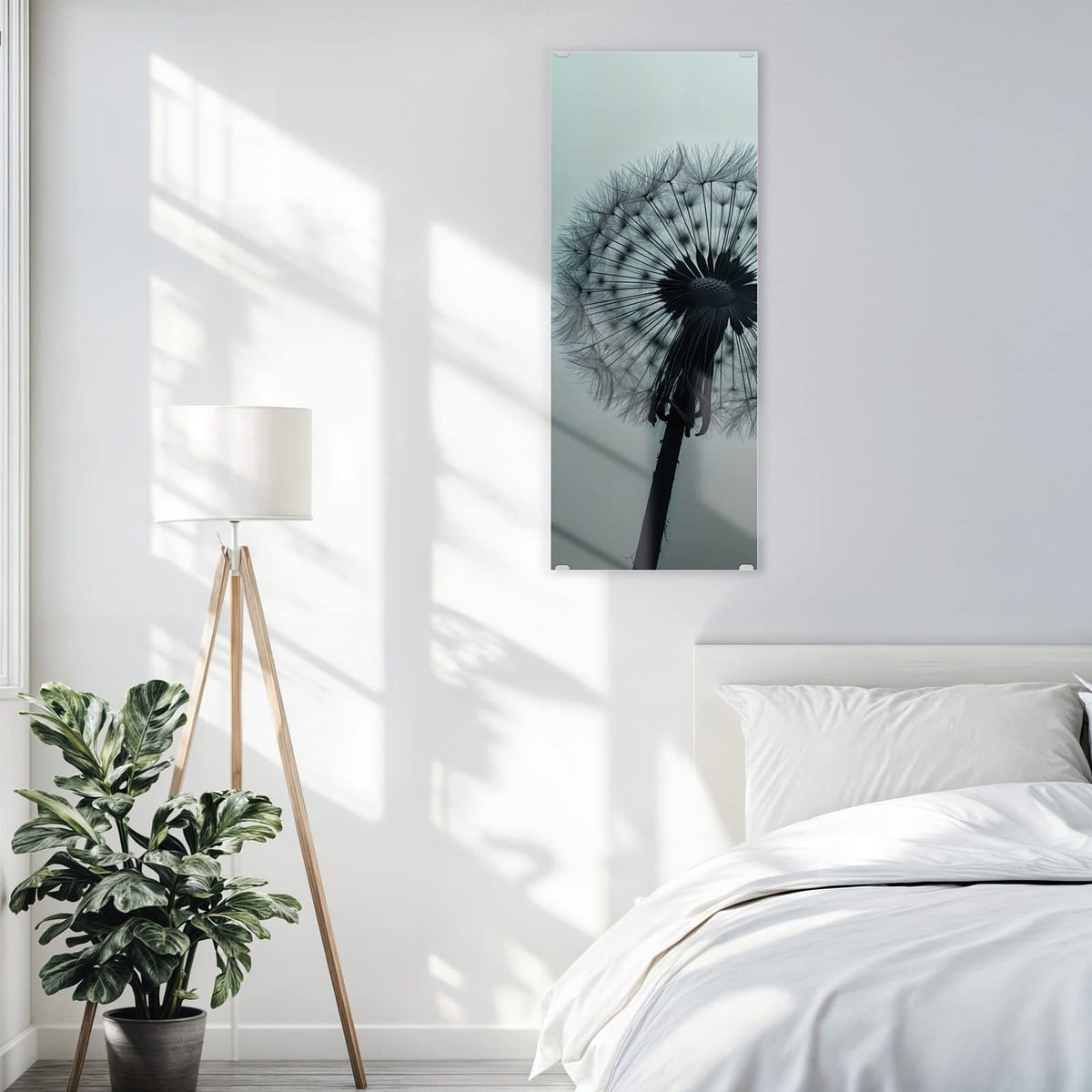 Glasbild Pusteblume in Graublau an der Wand – Pusteblumen-Silhouette vor kühlem graublauem Verlauf, rechts wehen einzelne Samen davon.