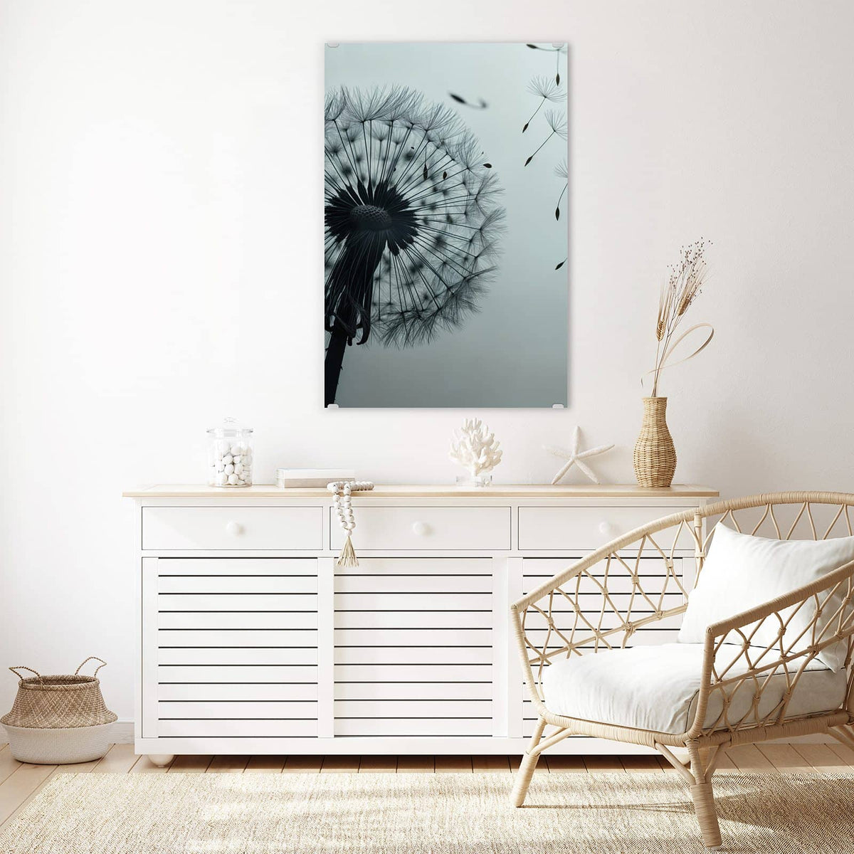 Glasbild Pusteblume in Graublau an der Wand – Pusteblumen-Silhouette vor kühlem graublauem Verlauf, rechts wehen einzelne Samen davon.