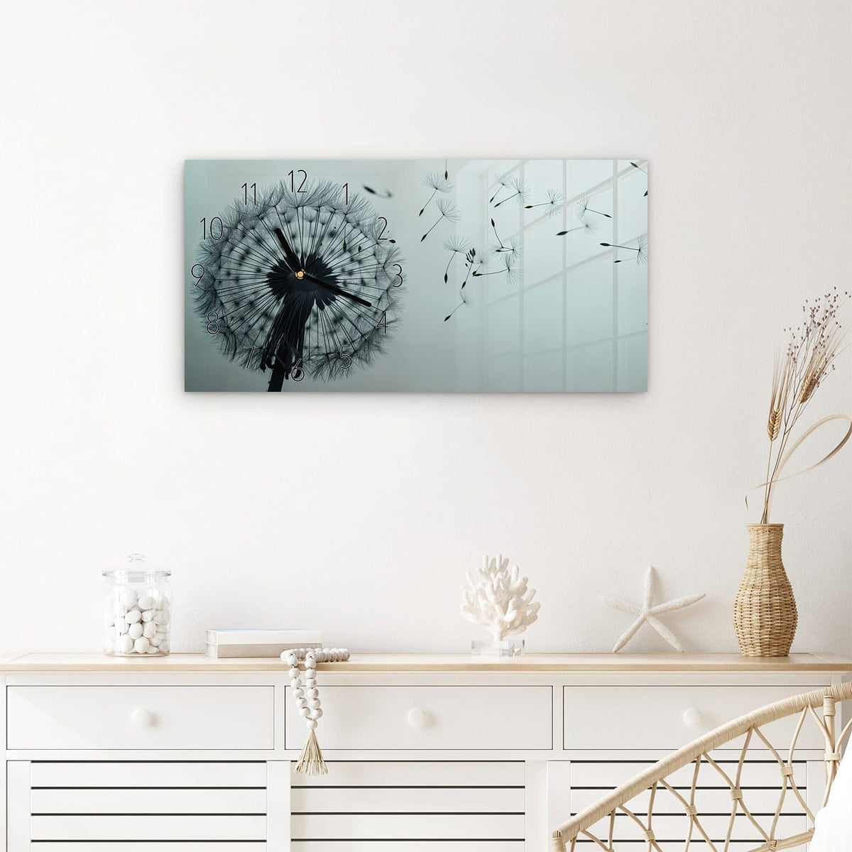 Wanduhr Sanfte Pusteblume aus Glas – Querformat 60 × 30 cm – Löwenzahn vor nebligem Grünblau