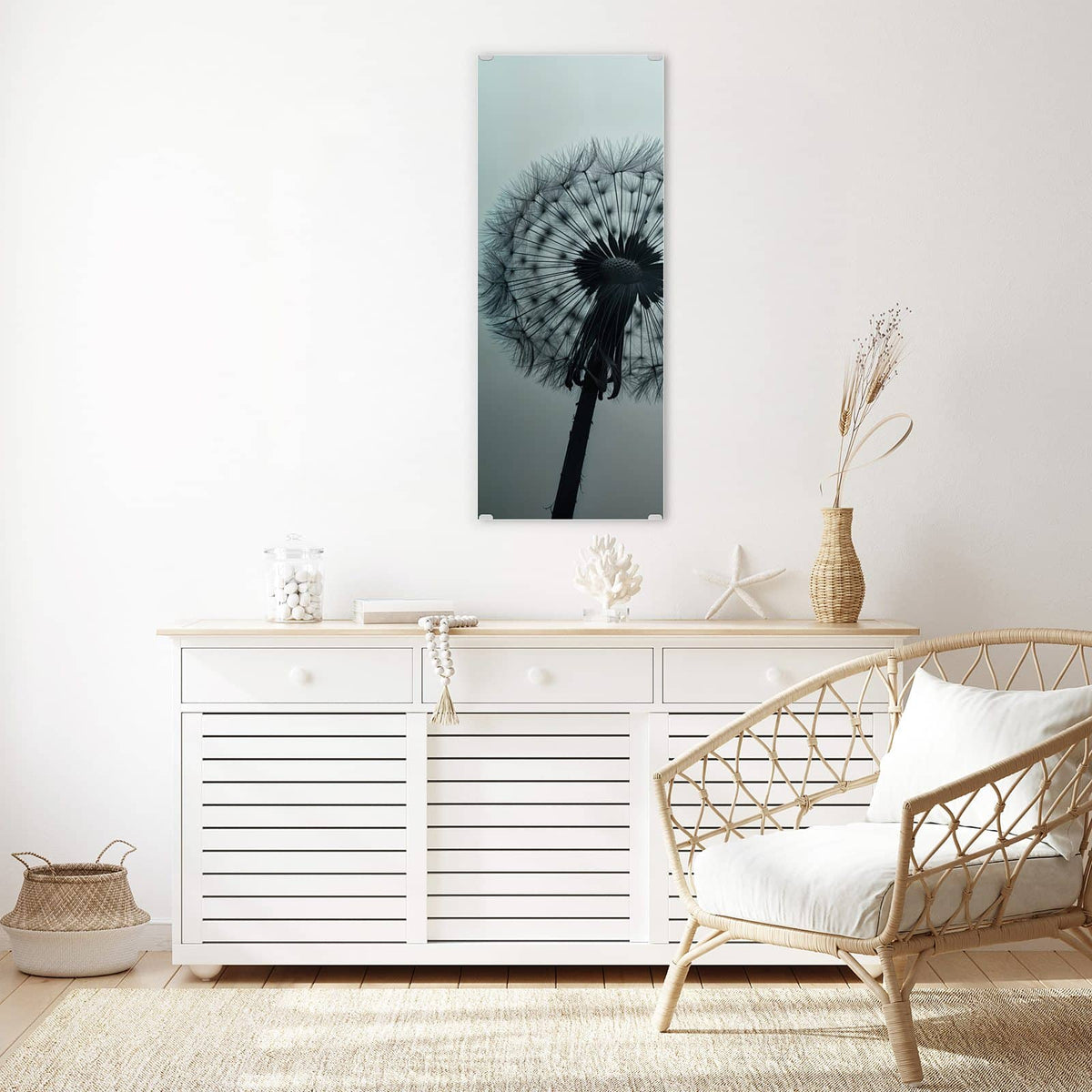 Glasbild Pusteblume in Graublau an der Wand – Pusteblumen-Silhouette vor kühlem graublauem Verlauf, rechts wehen einzelne Samen davon.