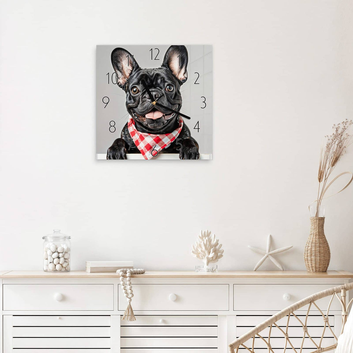 Wanduhr Bulldogge mit Halstuch aus Glas – Quadratisch 30 × 30 cm – Französische Bulldogge mit kariertem Halstuch