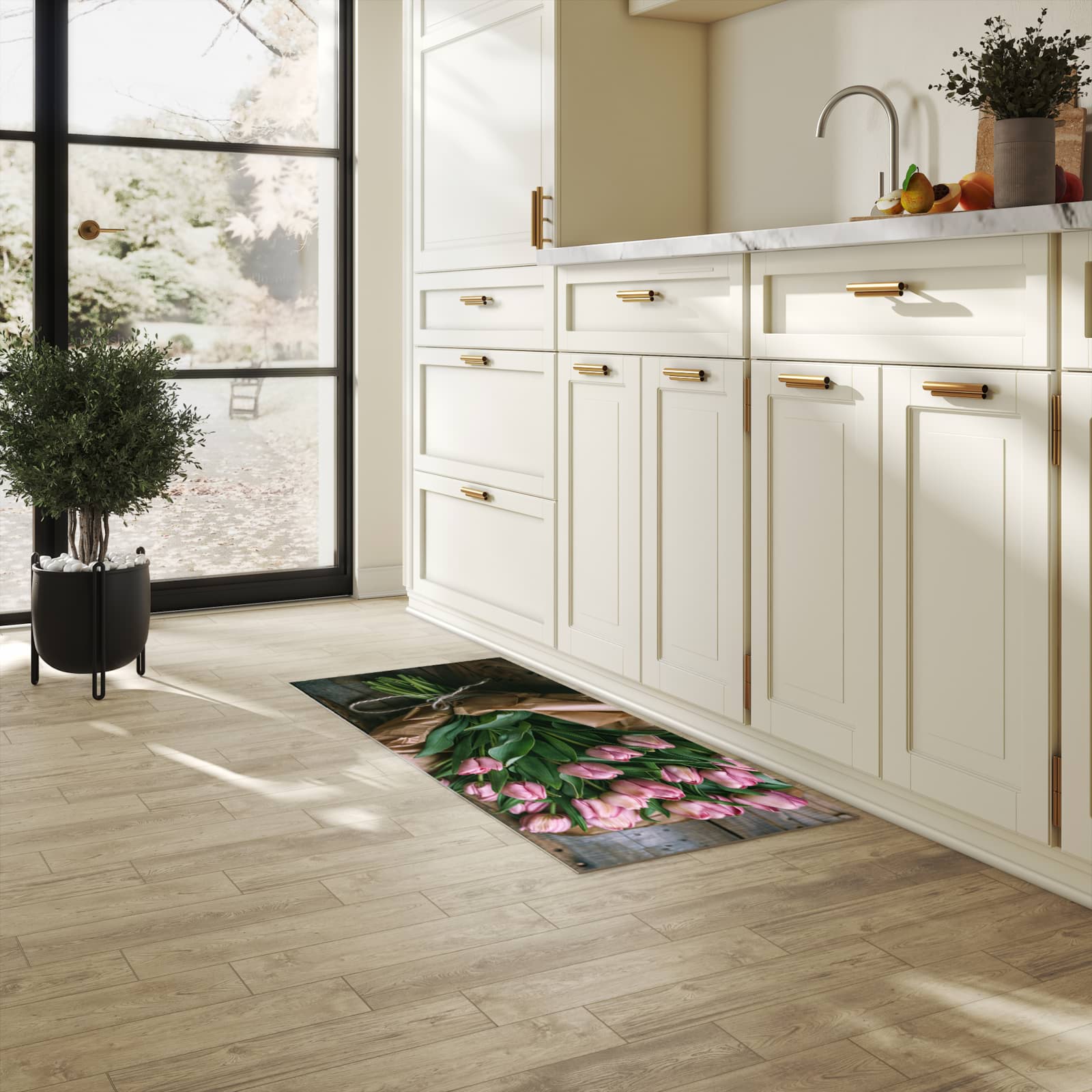 Zeitsparender Küchenteppich mit Motiv Rosa Tulpenstrauss in heller Küche - leicht waschbar