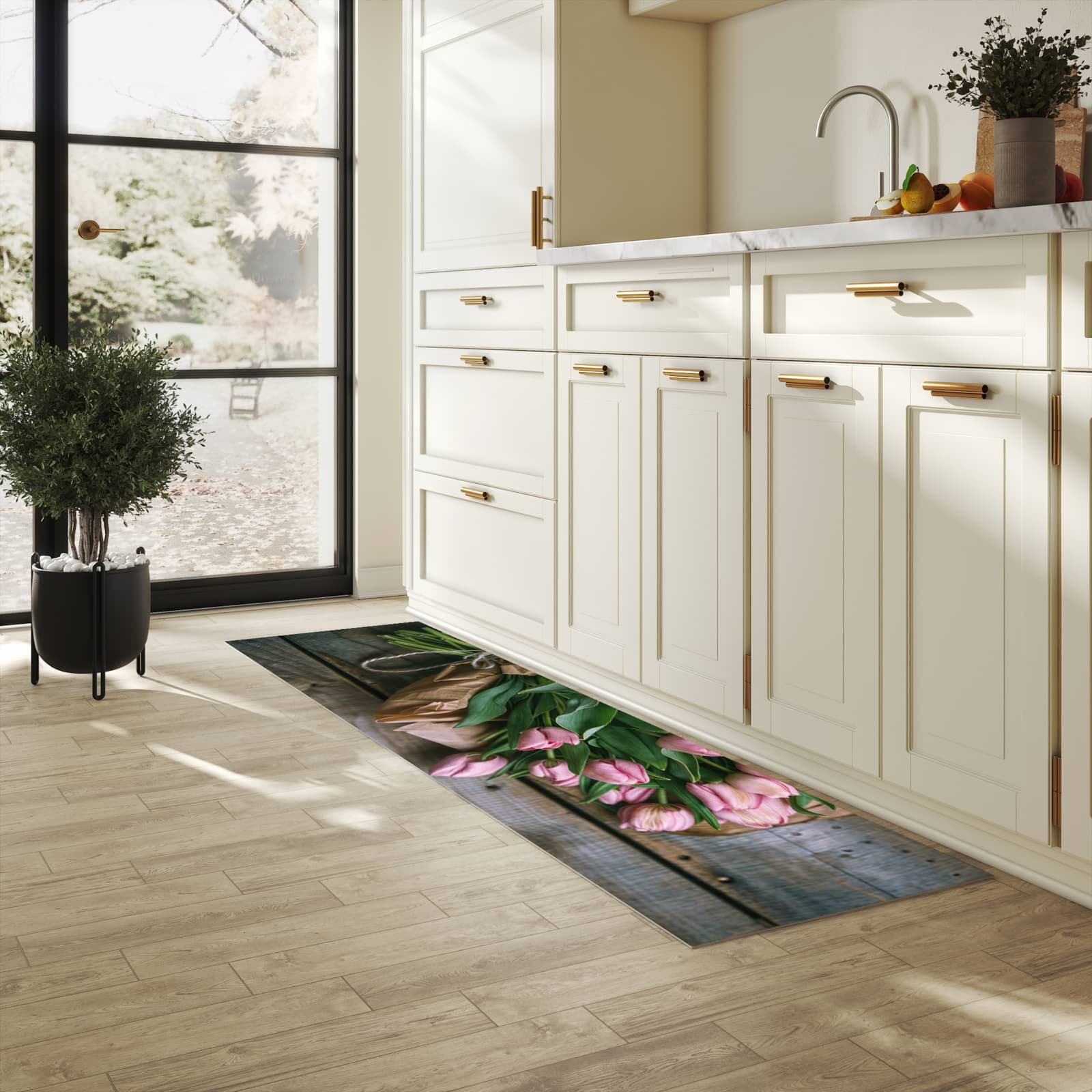 Abriebfester großer Küchenteppich mit Motiv Rosa Tulpenstrauss in heller Küche