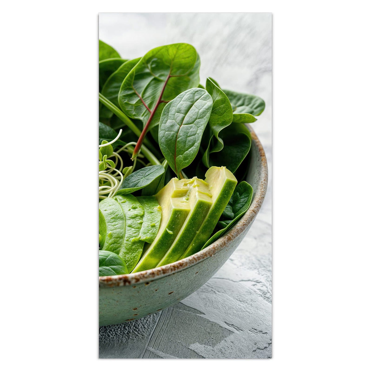 Grüne Schale mit Spinat, Gurke, Edamame, Radieschen und Sprossen, halbe Avocado und Limette daneben