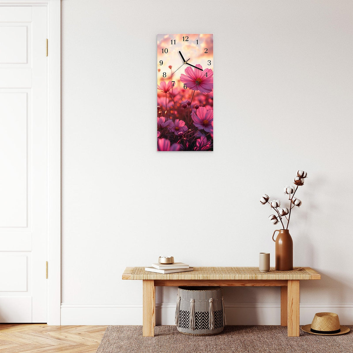 Wanduhr aus Glas im Hochformat Cosmeen im Abendlicht mit Ziffernblatt Klassisch über einer Holzbank im Flur