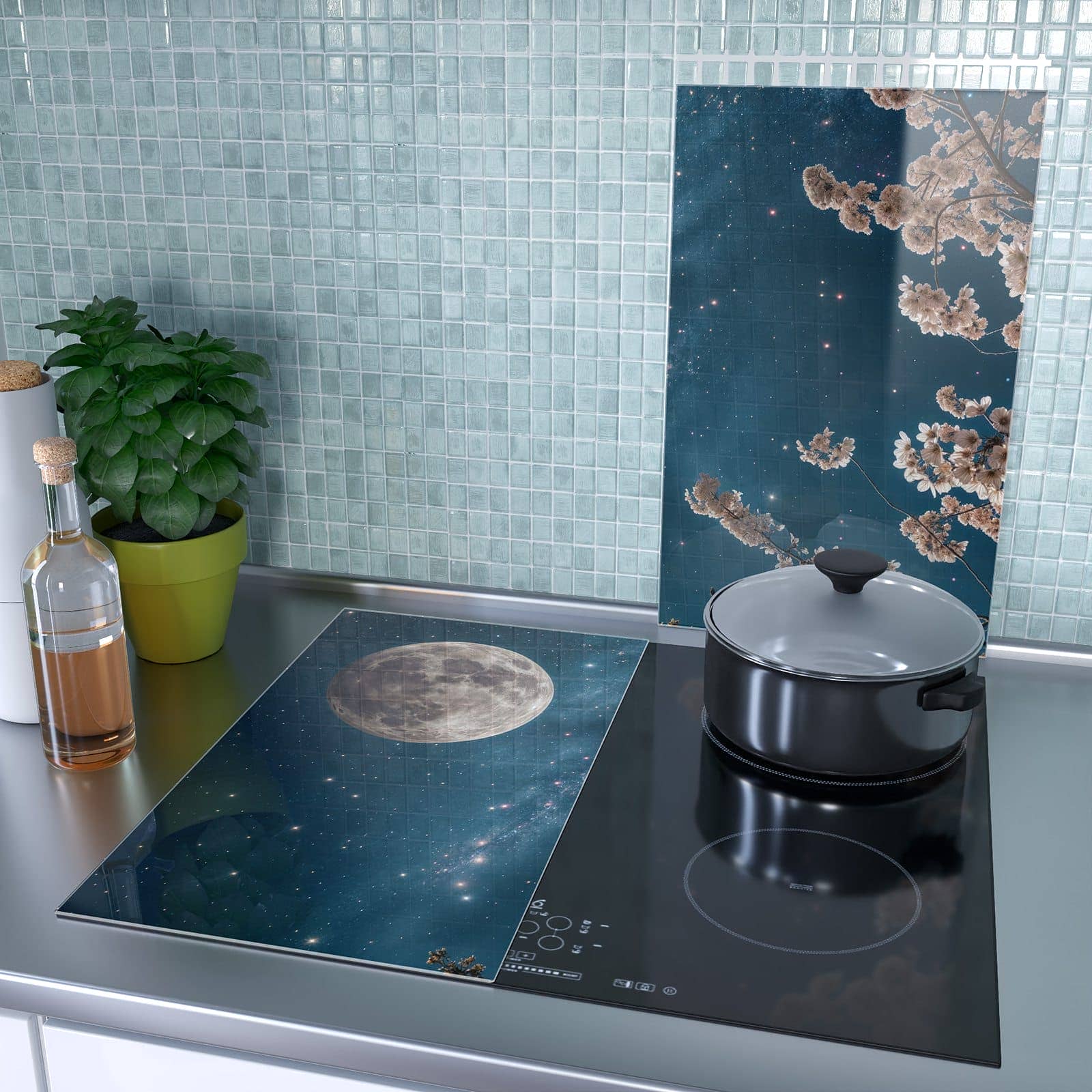 2-teilige Herdabdeckplatten aus Glas mit Blüten im Mondlicht-Motiv als Spritzschutz hinter dem Kochfeld