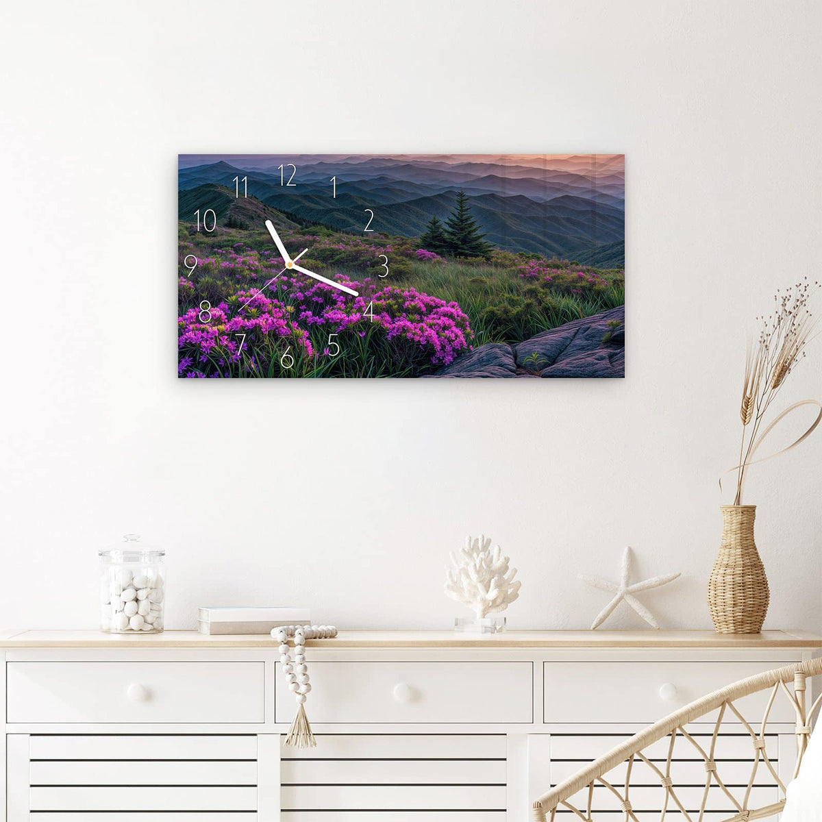 Wanduhr Berglandschaft Blumen aus Glas – Querformat 60 × 30 cm – Blühende Hänge vor Bergketten