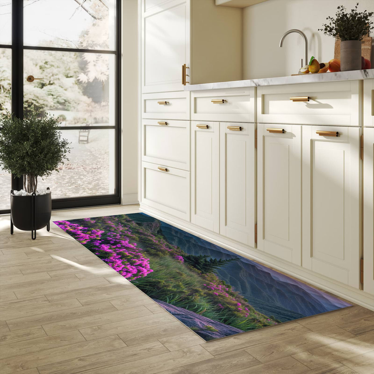 Abriebfester rutschfester Küchenläufer mit Motiv Berglandschaft Blumen in heller Küche