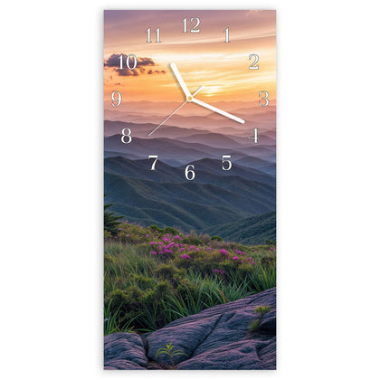 Wanduhr mit dem Motiv Blüten vor Bergketten