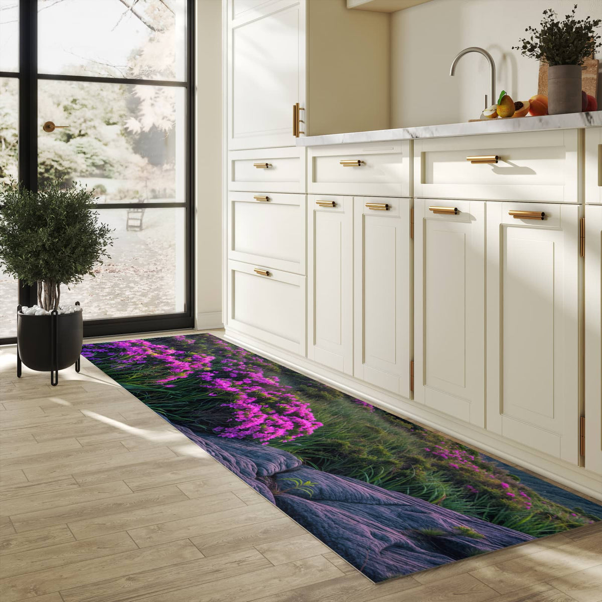 Rutschfester Küchenläufer mit Motiv Berglandschaft Blumen für Trittkomfort in heller Küche