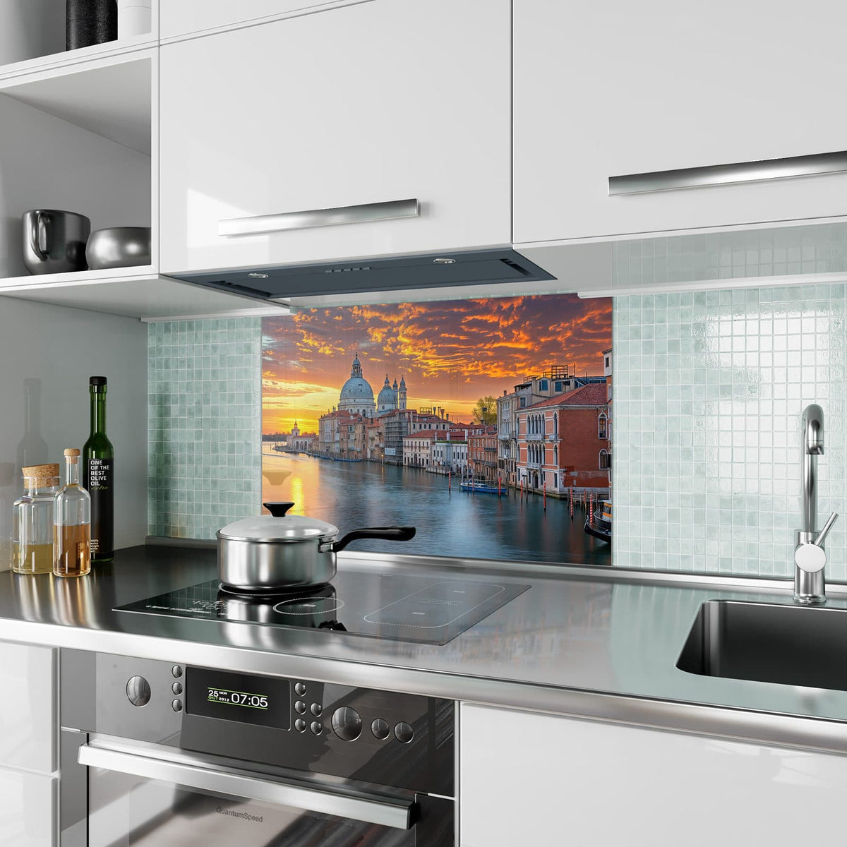 Küchenrückwand aus Glas Venedig im Abendrot im Hochformat als Spritzschutz hinter dem Kochfeld, über dem Fliesenspiegel montiert