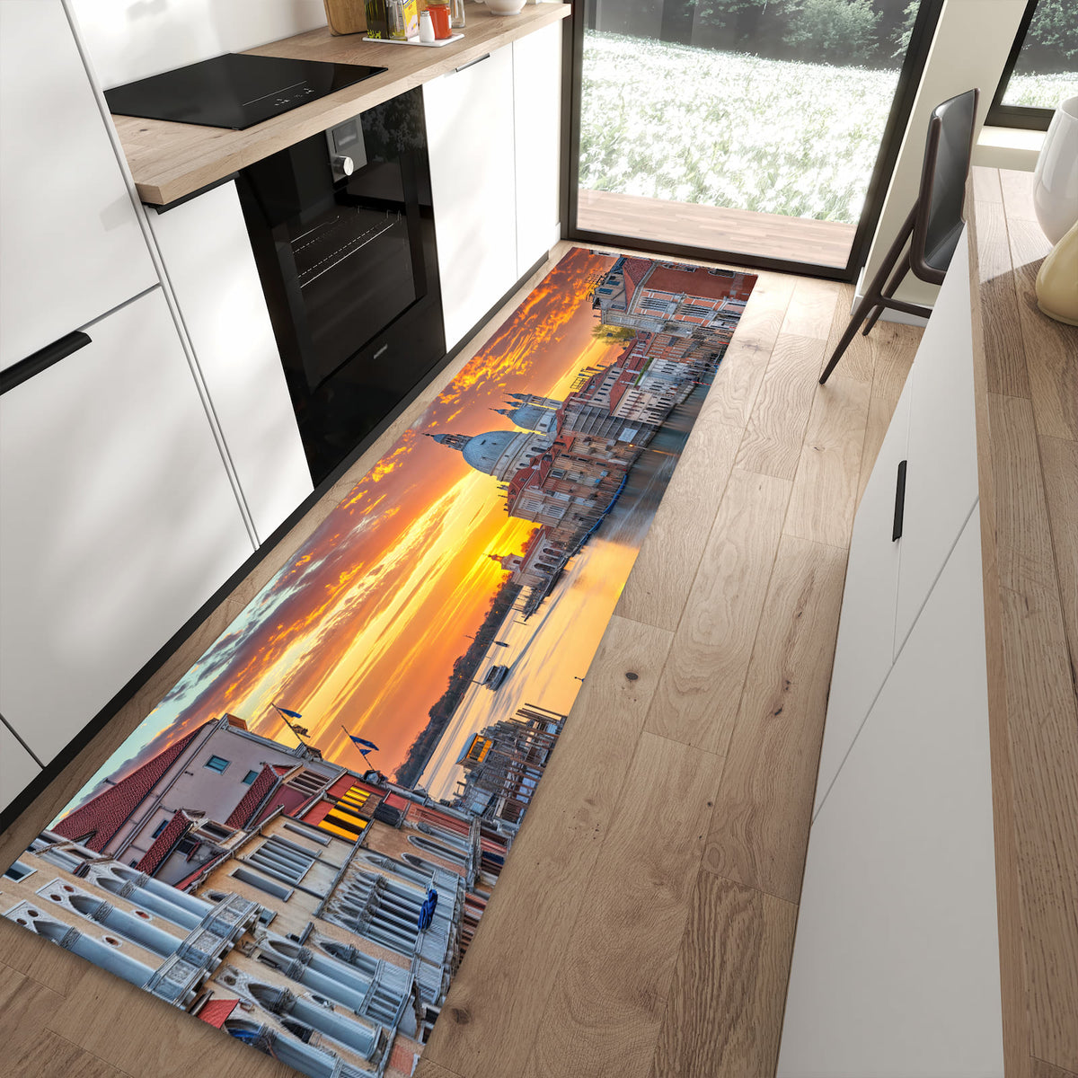 Bodenschonender Küchenläufer nach Maß mit Motiv Venedig bei Sonnenuntergang in moderner Küche