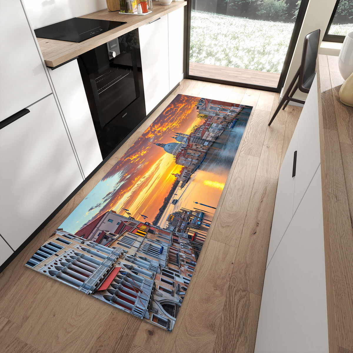 Formstabiler Küchenläufer mit Motiv Venedig bei Sonnenuntergang in moderner Küche