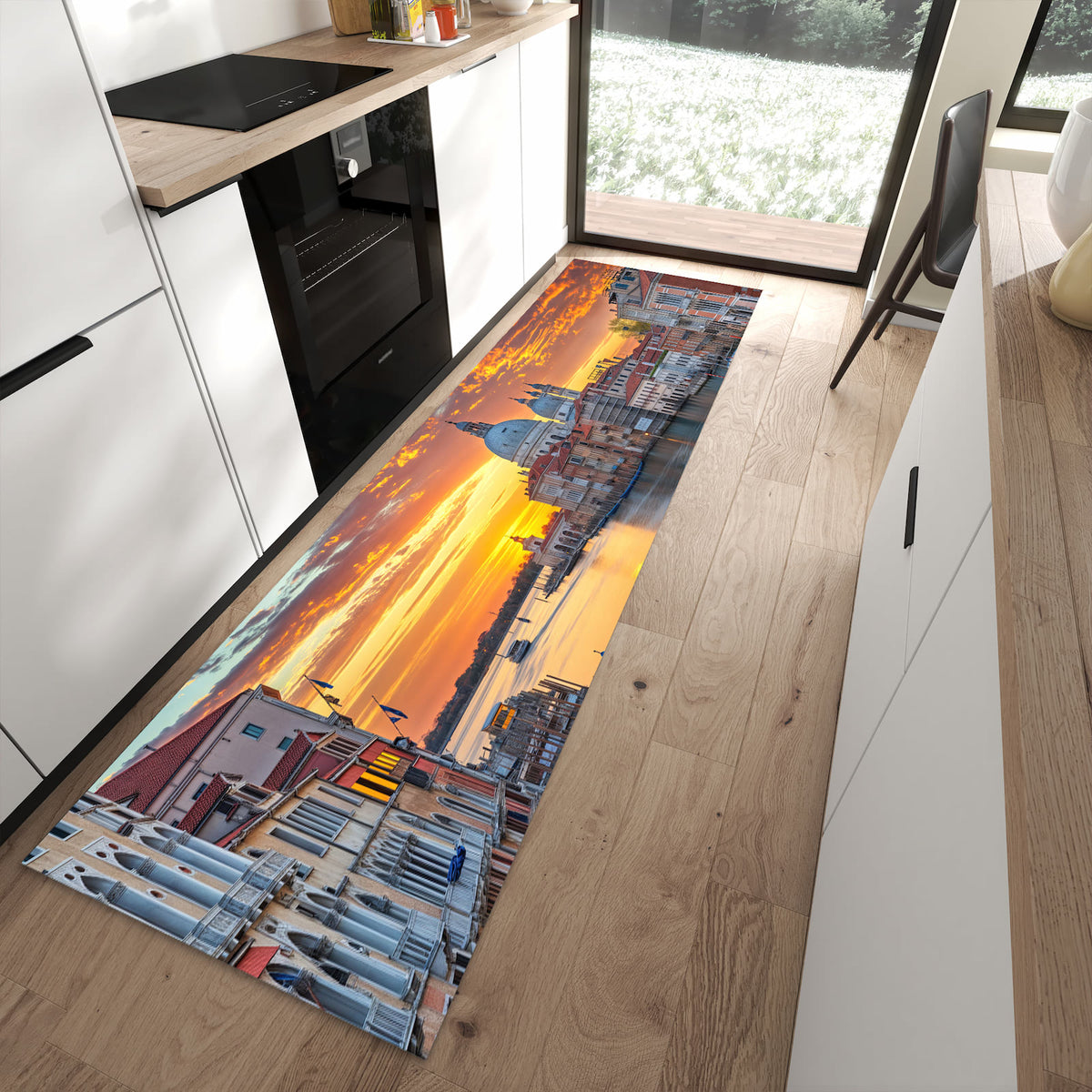 Ordnungsschaffender Küchenläufer mit Motiv Venedig bei Sonnenuntergang in moderner Küche