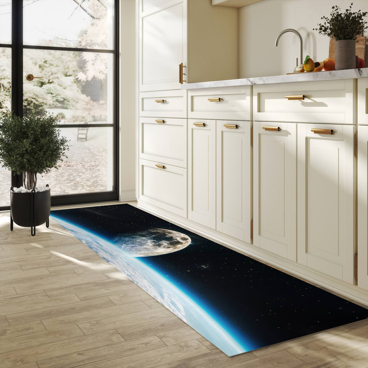 Fleckenresistenter langer Teppich mit Motiv Mondüberblick in heller Küche