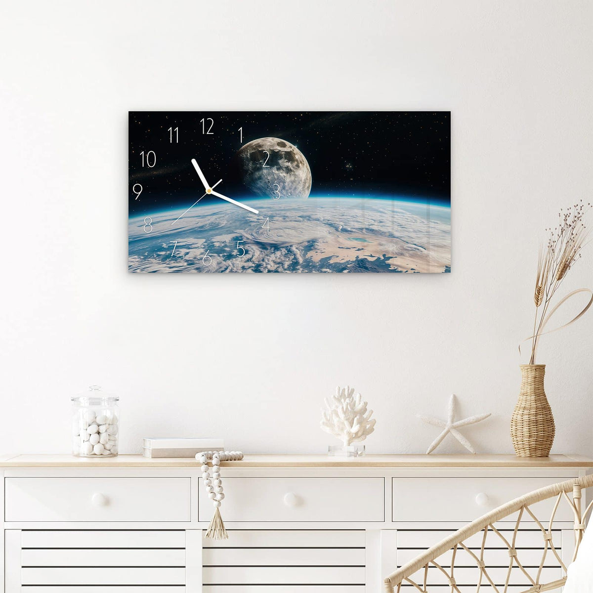 Wanduhr Mondüberblick aus Glas – Querformat 60 × 30 cm – Mond über der blauen Erde