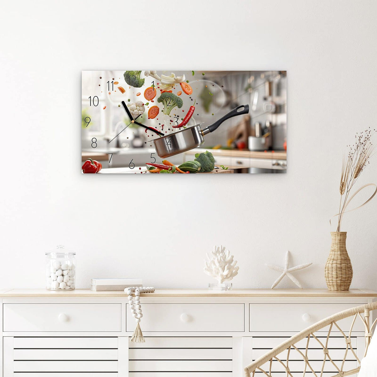 Wanduhr Kochen Mit Gemüse aus Glas – Querformat 60 × 30 cm – Schwebendes Gemüse über der Pfanne