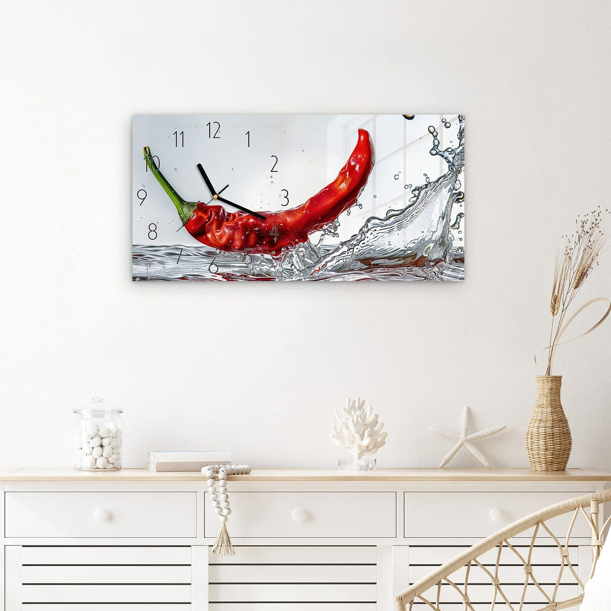 Wanduhr Chili im Wasser aus Glas – Querformat 60 × 30 cm – Rote Chili taucht ins Wasser