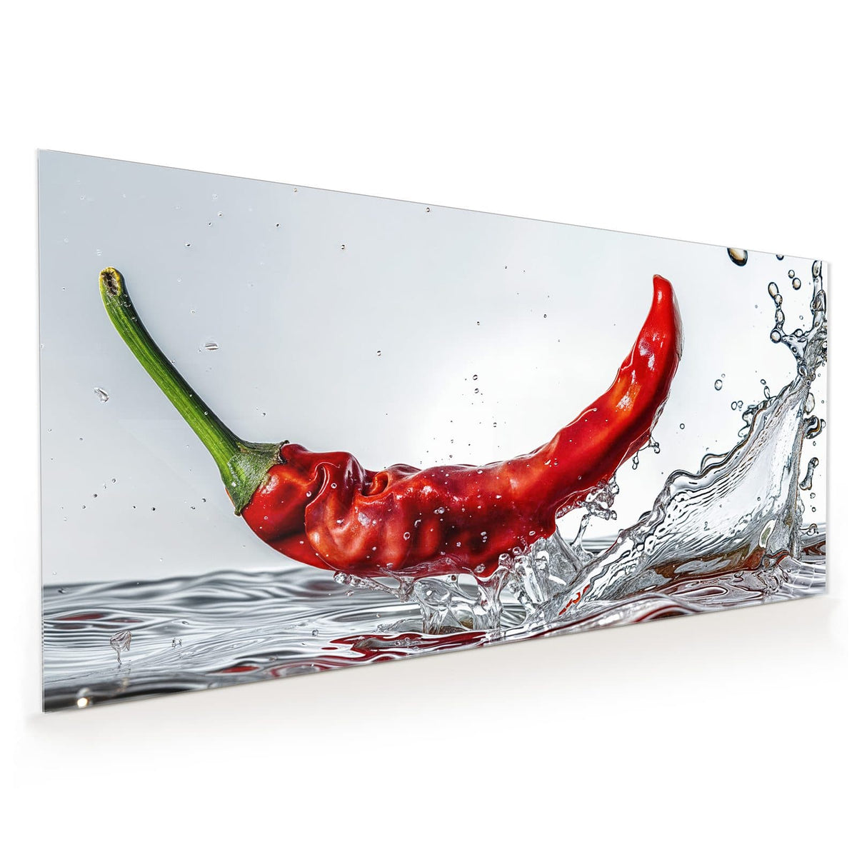 Küchenrückwand aus Glas im Hochformat mit Motiv Chilischote im Spritzer: Eine einzelne rote Chilischote schießt in eine klare Wasserwelle, heller Hintergrund