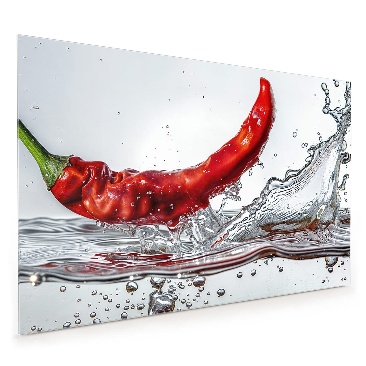 Küchenrückwand aus Glas im Hochformat mit Motiv Chilischote im Spritzer: Eine einzelne rote Chilischote schießt in eine klare Wasserwelle, heller Hintergrund