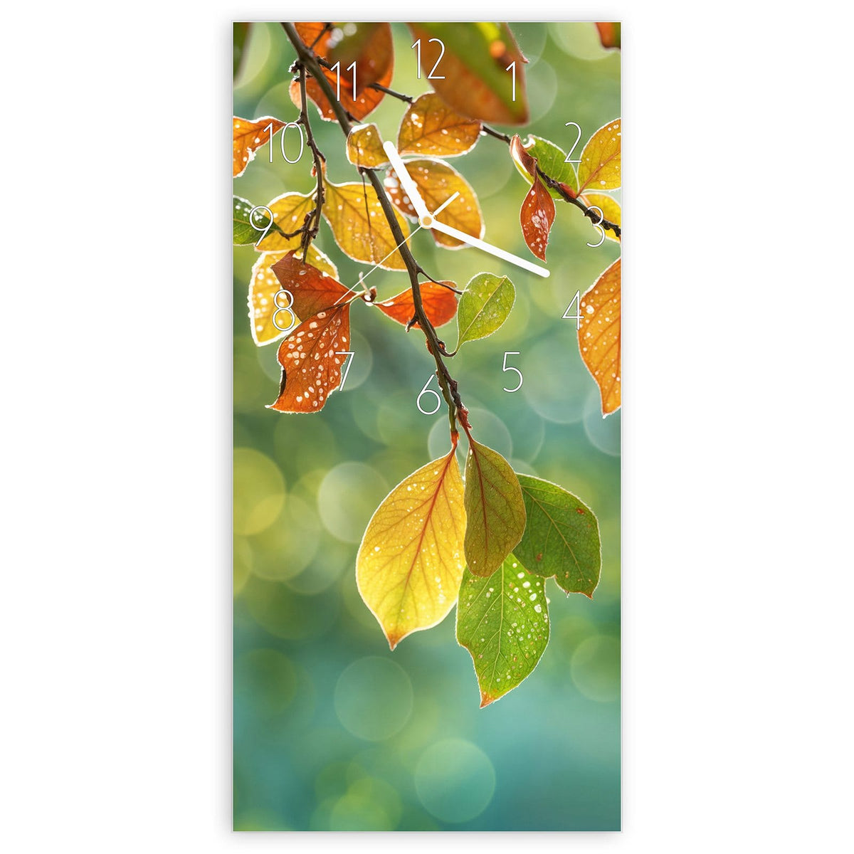Wanduhr aus Glas, Ziffernblatt Elegant mit Motiv Blätter mit Tautropfen: Zweig mit gelb-orangen Herbstblättern voller Tautropfen vor grün-goldenem Bokeh #ziffernblatt_Elegant