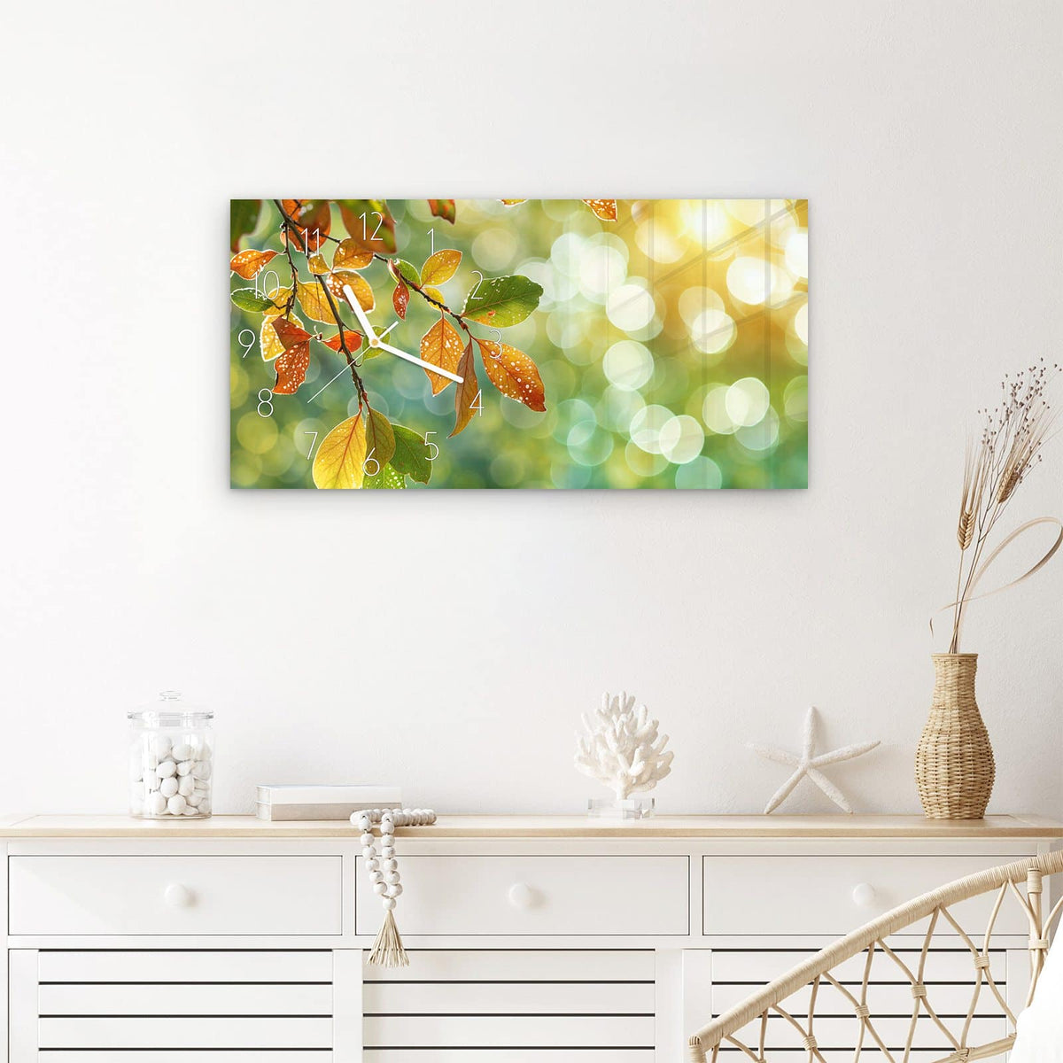 Wanduhr Herbstlaube Lichtspiel aus Glas – Querformat 60 × 30 cm – Betaute Blätter vor goldenem Bokeh