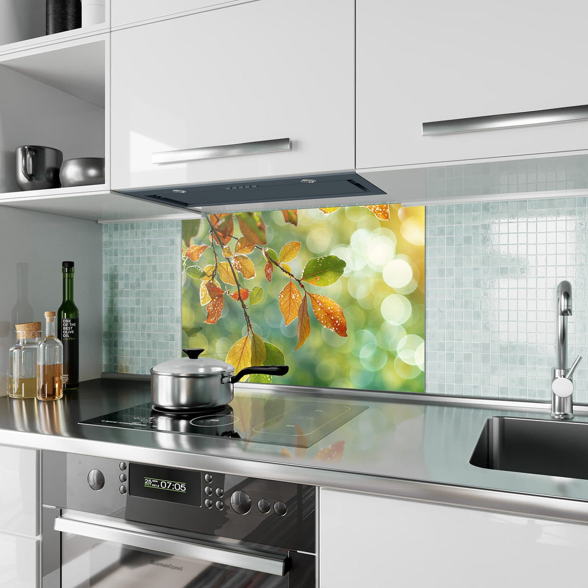 Küchenrückwand aus Glas Blätter mit Tautropfen im Hochformat als Spritzschutz hinter dem Kochfeld, über dem Fliesenspiegel montiert