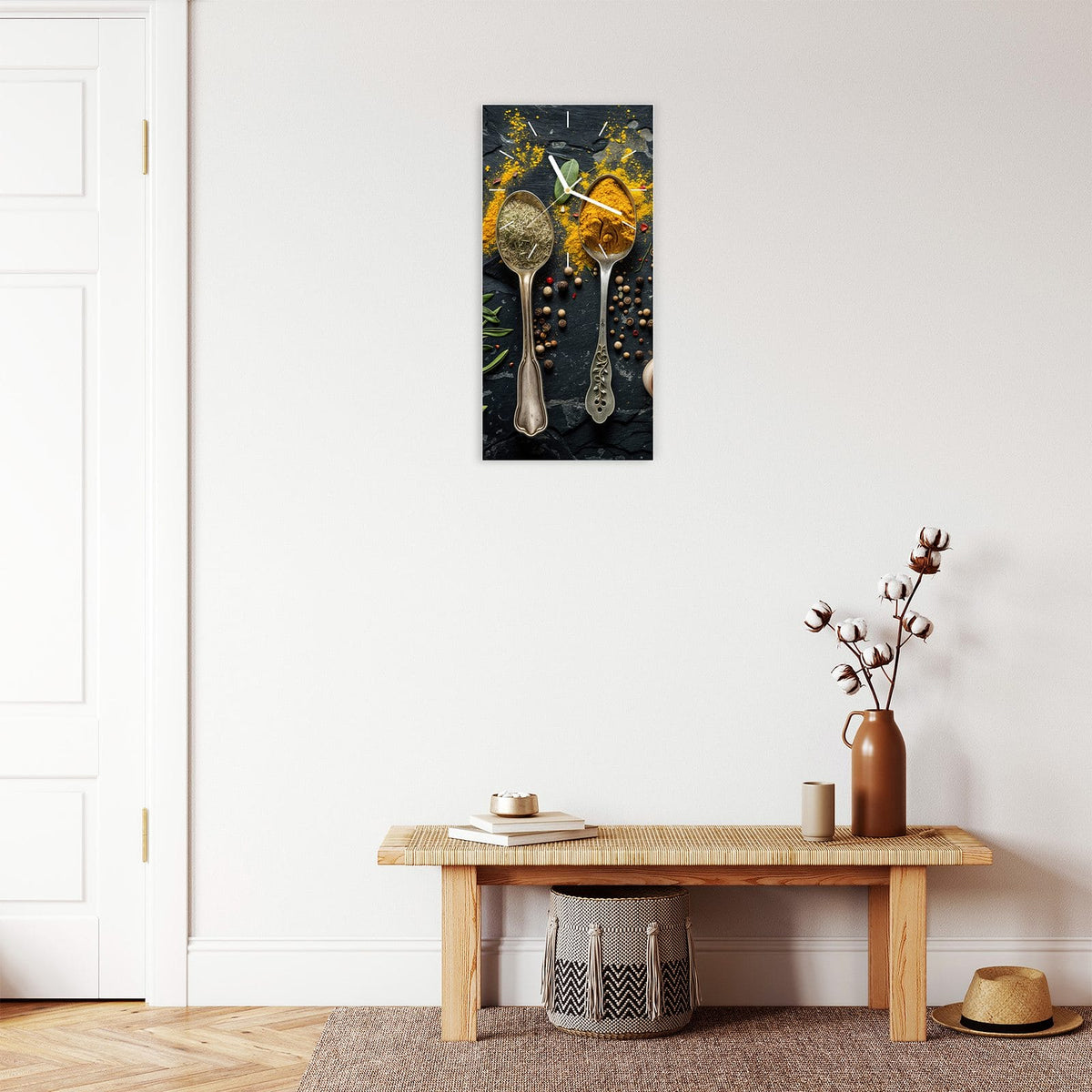 Wanduhr aus Glas im Hochformat Zwei Gewürzlöffel mit Ziffernblatt Linie über einer Holzbank im Flur
