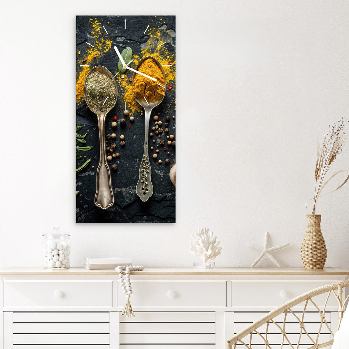 Wanduhr aus Glas im Hochformat Zwei Gewürzlöffel mit Ziffernblatt Linie über einem weißen Sideboard