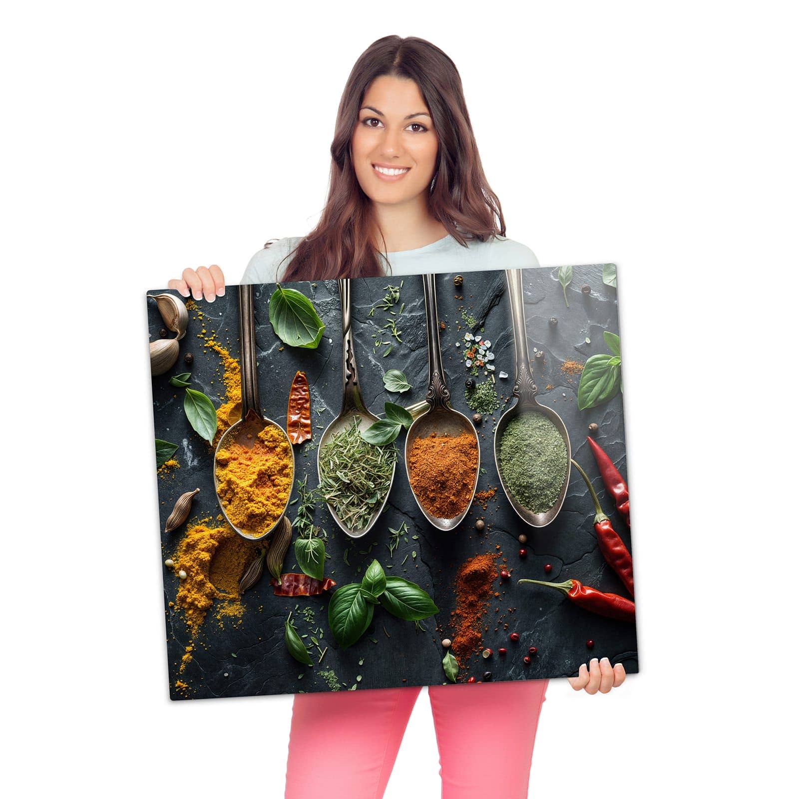 Herdabdeckplatte für Ceranfeld mit Kräuter Gewürze-Motiv wird zur Größendarstellung gehalten