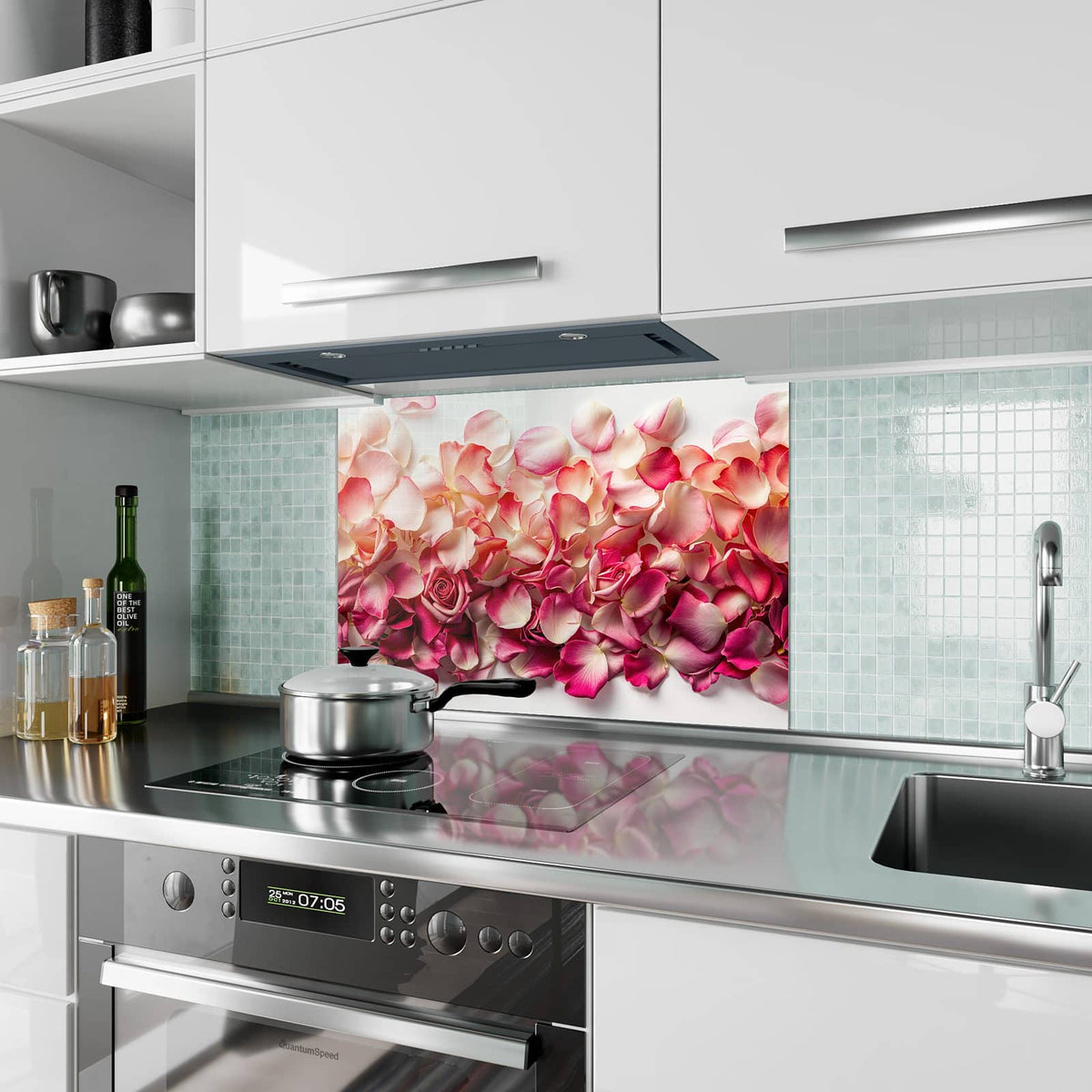 Küchenrückwand aus Glas Rosenblüten in Pink im Hochformat als Spritzschutz hinter dem Kochfeld, über dem Fliesenspiegel montiert