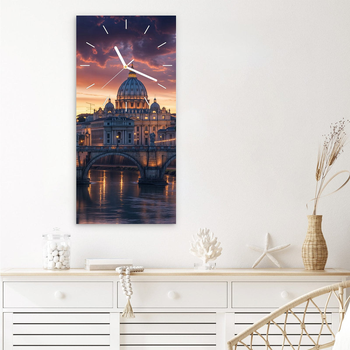 Wanduhr aus Glas im Hochformat Rom im Abendlicht mit Ziffernblatt Linie über einem weißen Sideboard