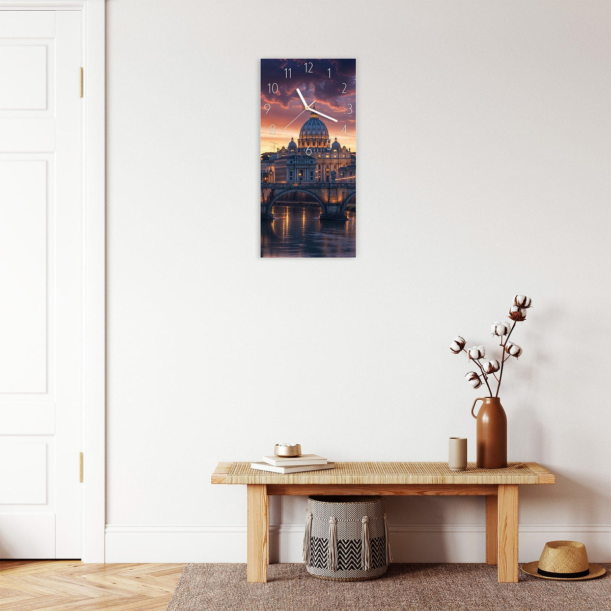 Wanduhr aus Glas im Hochformat Rom im Abendlicht mit Ziffernblatt Elegant über einer Holzbank im Flur