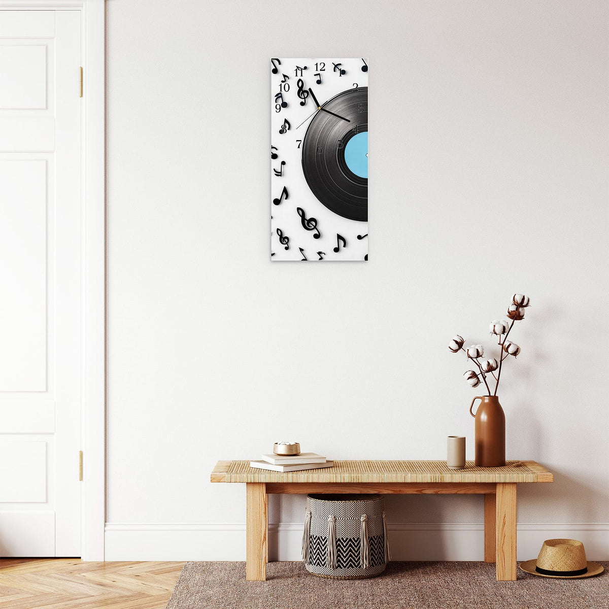 Wanduhr aus Glas im Hochformat Schallplatte mit Noten mit Ziffernblatt Klassisch über einer Holzbank im Flur