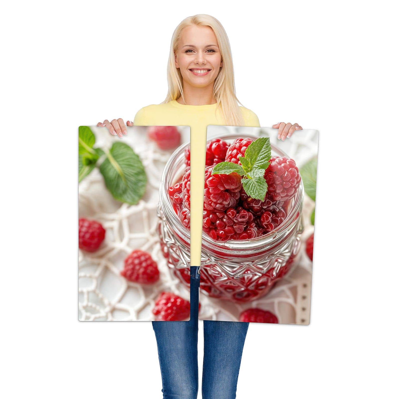 2-teilige Herdabdeckplatte für Ceranfeld mit Glas mit Himbeeren-Motiv wird zur Größendarstellung gehalten