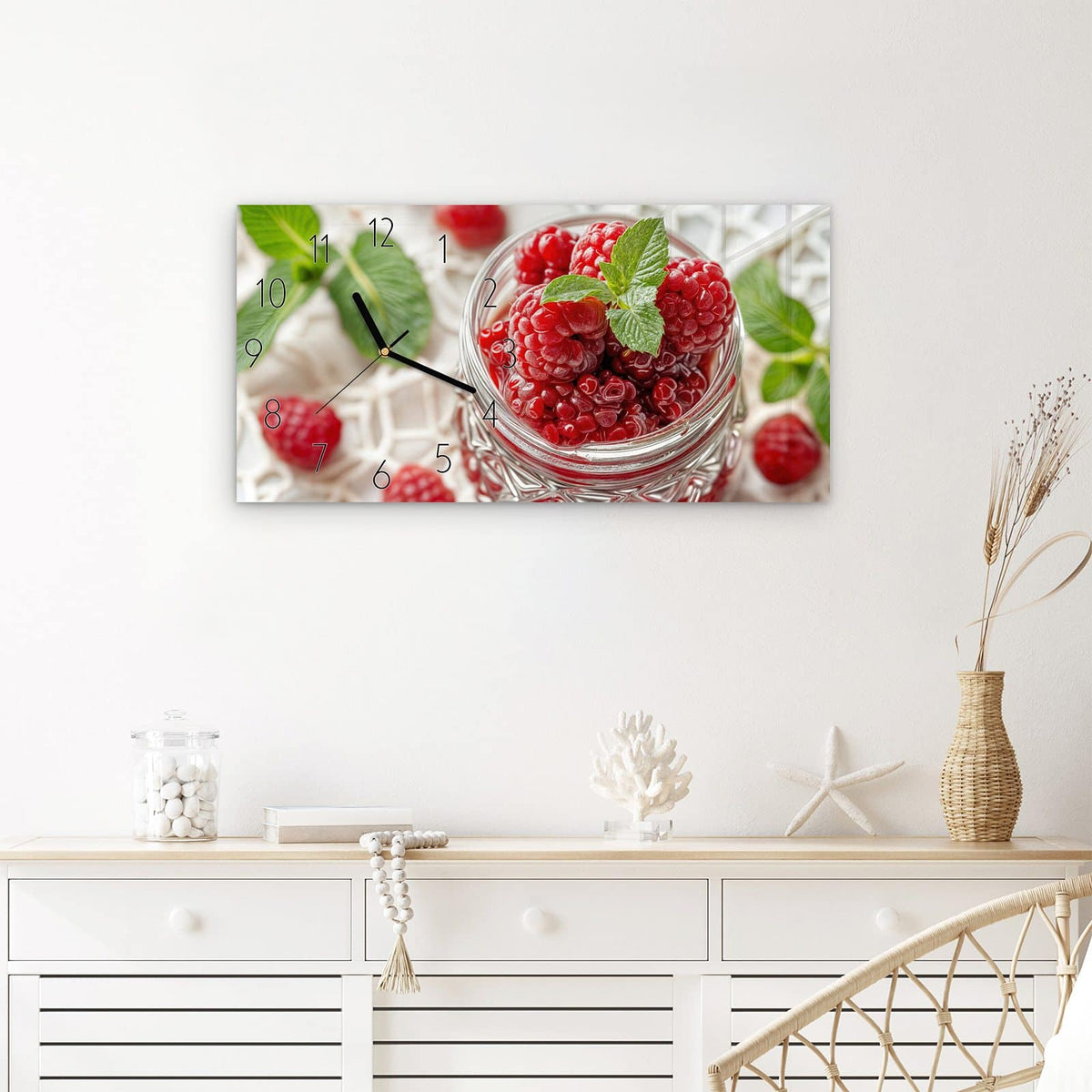 Wanduhr Glas mit Himbeeren aus Glas – Querformat 60 × 30 cm – Prall gefülltes Himbeerglas mit Minze