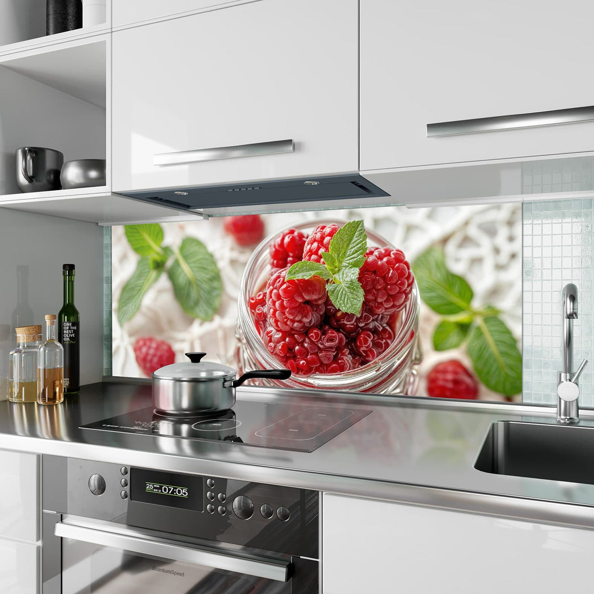 Küchenrückwand aus Glas Glas mit Himbeeren im Hochformat als Spritzschutz hinter dem Kochfeld, über dem Fliesenspiegel montiert