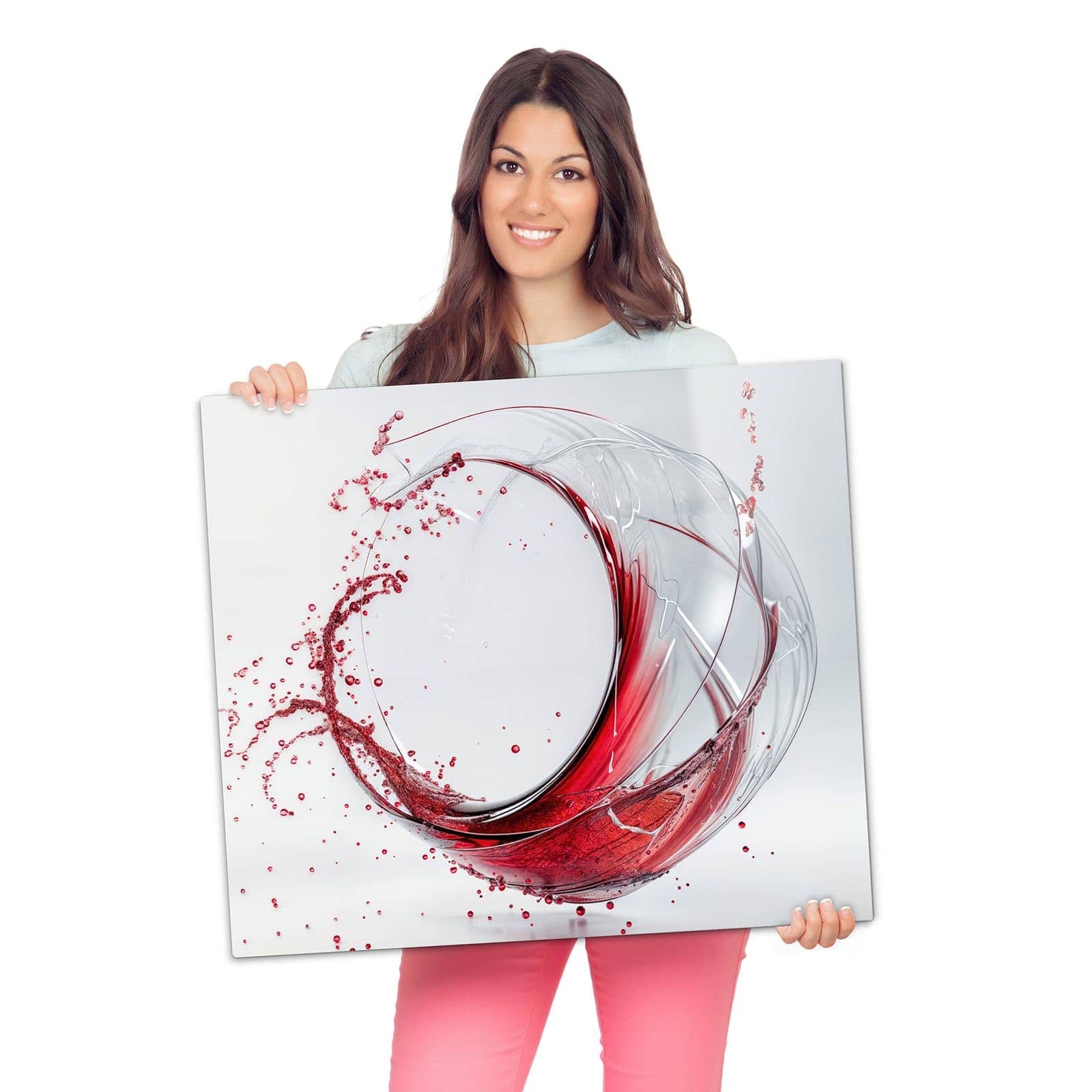 Herdabdeckplatte mit Rotwein Spritzer-Motiv wird zur Größendarstellung gehalten