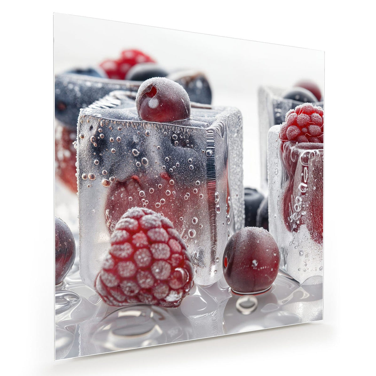 Himbeeren, Kirschen und Blaubeeren in klaren Eiswürfeln vor Weiß