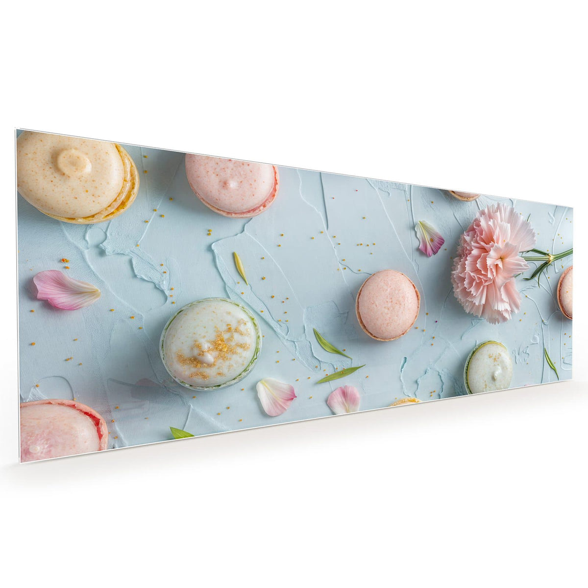 Küchenrückwand aus Glas im Hochformat: Pastellfarbene Macarons auf hellblauem Grund, in der Mitte eine rosa Nelke mit einzelnen Blütenblättern.
