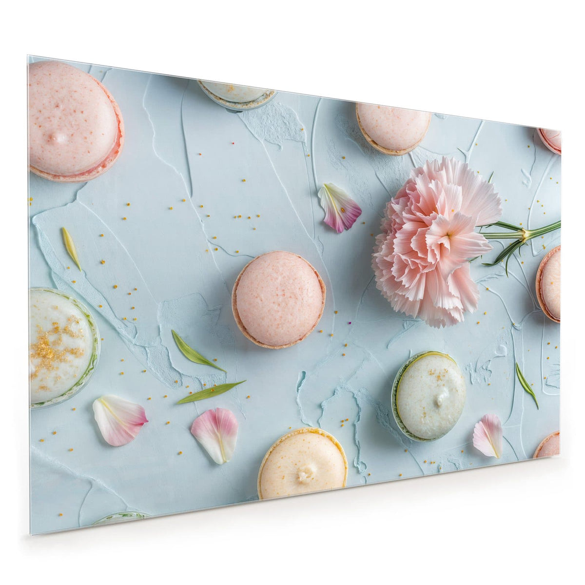 Küchenrückwand aus Glas im Hochformat: Pastellfarbene Macarons auf hellblauem Grund, in der Mitte eine rosa Nelke mit einzelnen Blütenblättern.