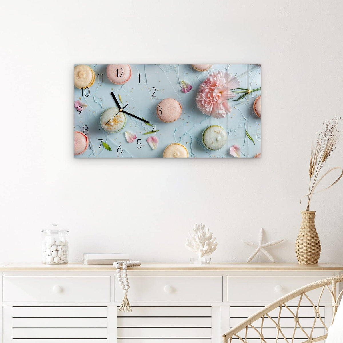 Wanduhr Französische Macarons aus Glas – Querformat 60 × 30 cm – Pastell-Macarons mit rosa Nelke