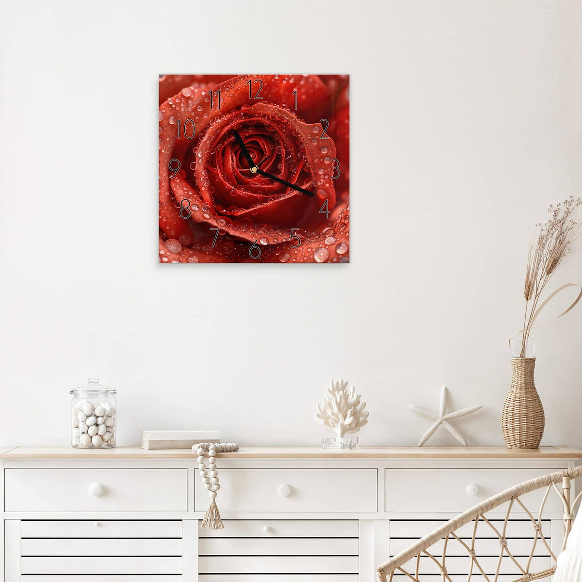 Wanduhr Rote Rose mit Tropfen aus Glas – Quadratisch 30 × 30 cm – Rote Rose voller Wassertropfen